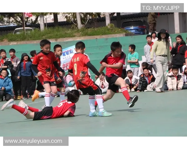 红衣足球少年在绿茵场上的梦想与成长之路