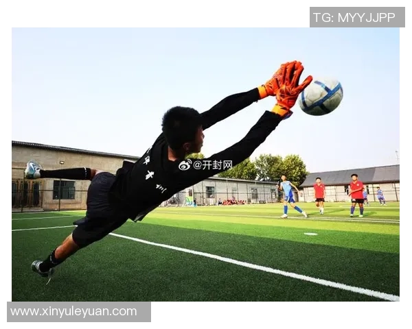 踢足球高飞的梦想与追求在绿茵场上绽放光彩 踢足球高飞的梦想与追求在绿茵场上绽放光彩